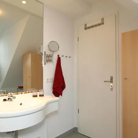 Strandstrasse 16 31 *